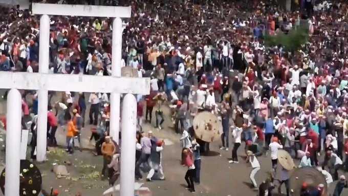 77 جريحا خلال 7 دقائق بمعركة بالحجارة تكريما للآلهة في الهند