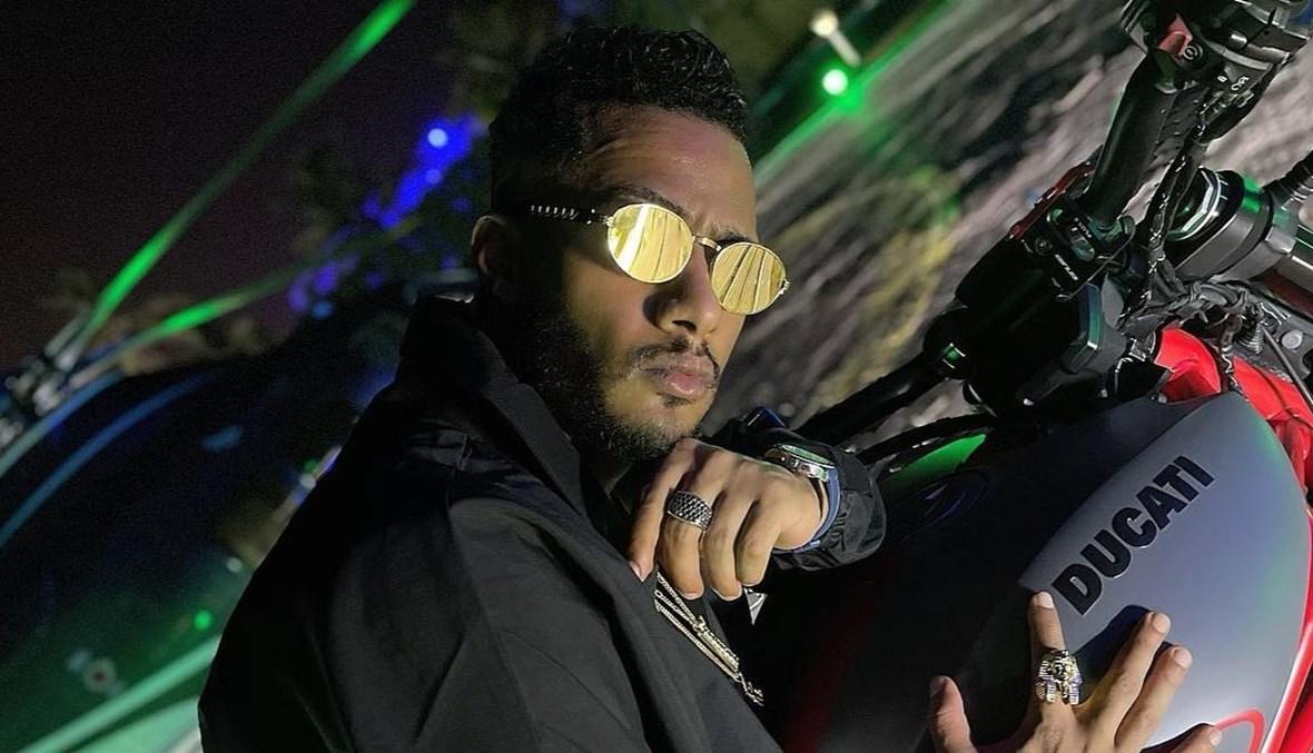 مطبوع عليها صورته... محمد رمضان يغضب السعوديين بإلقاء الأموال على جمهوره
