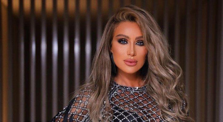 دبكة بين مايا دياب والممثلَين السوريين في حفلتها في تركيا