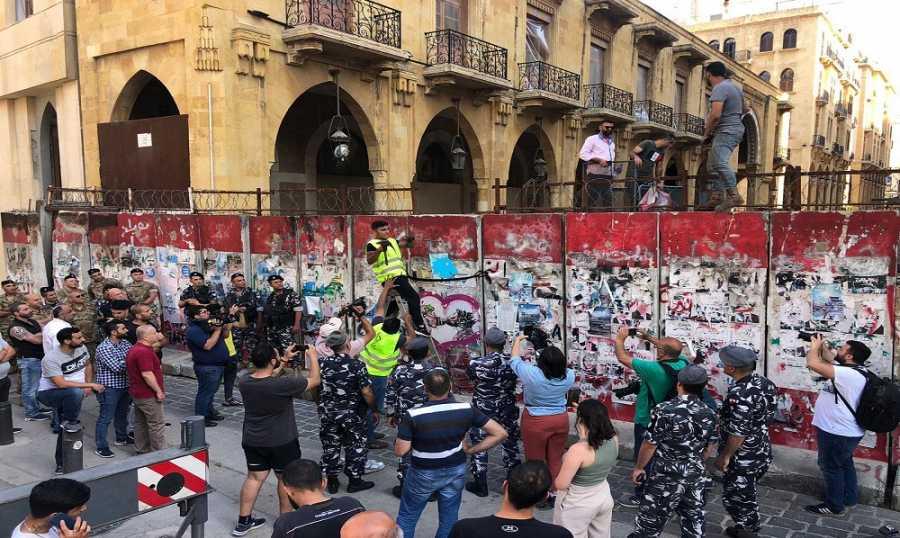 بدء رفع العوائق من محيط مجلس النواب.. مولوي: من كان يتظاهر هنا أصبح داخل المجلس