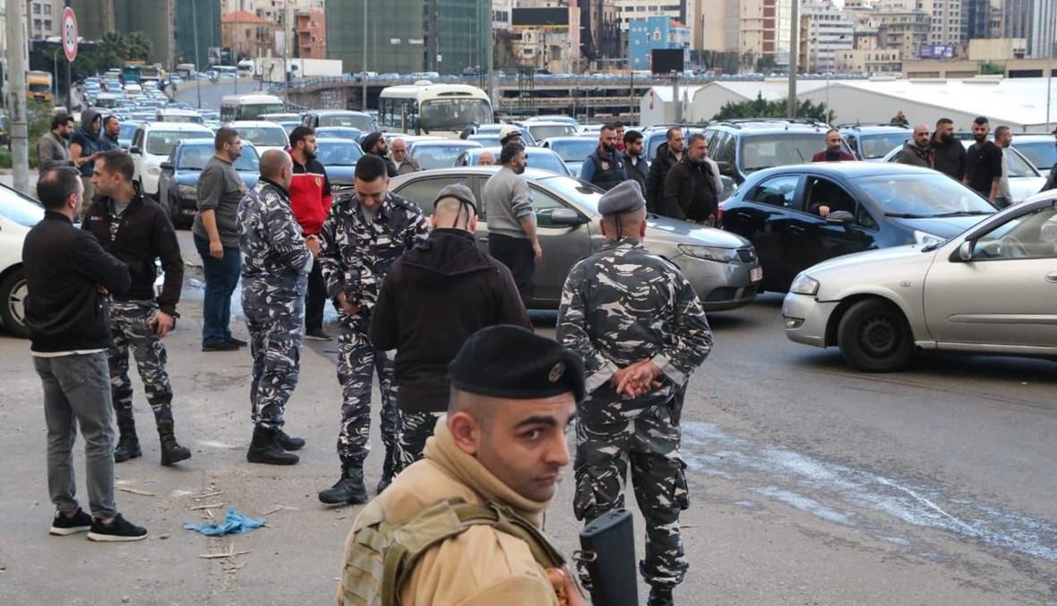 سائقون عموميون قطعوا الطريق في بيروت احتجاجاً على تردّي الأوضاع