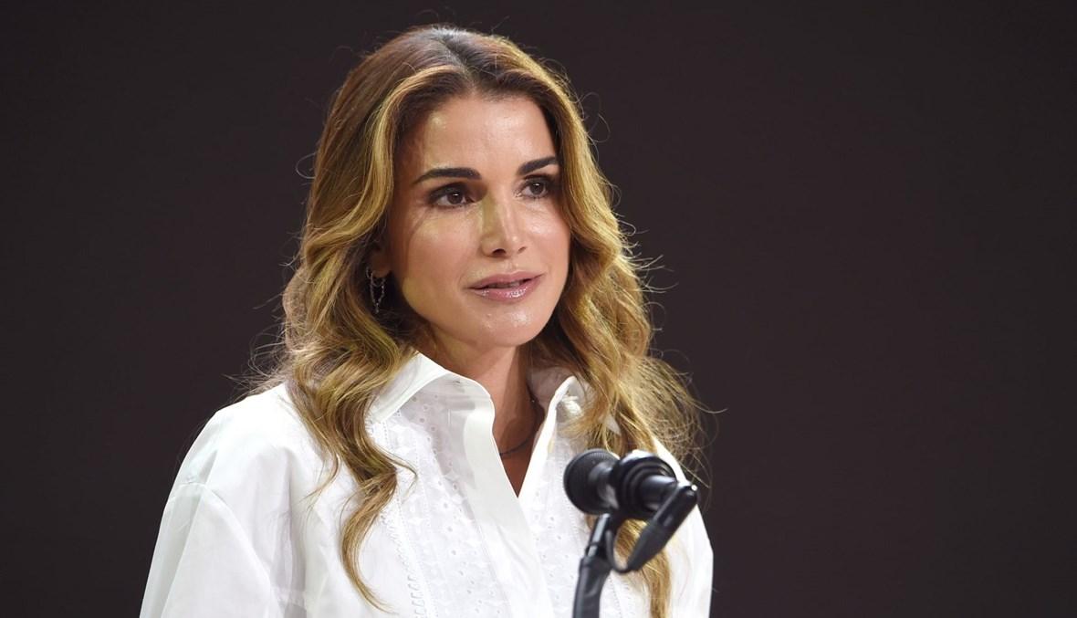 الملكة رانيا مع طفل غزاويّ في مركز السرطان: البراءة رغم قساوة الحرب والمرض