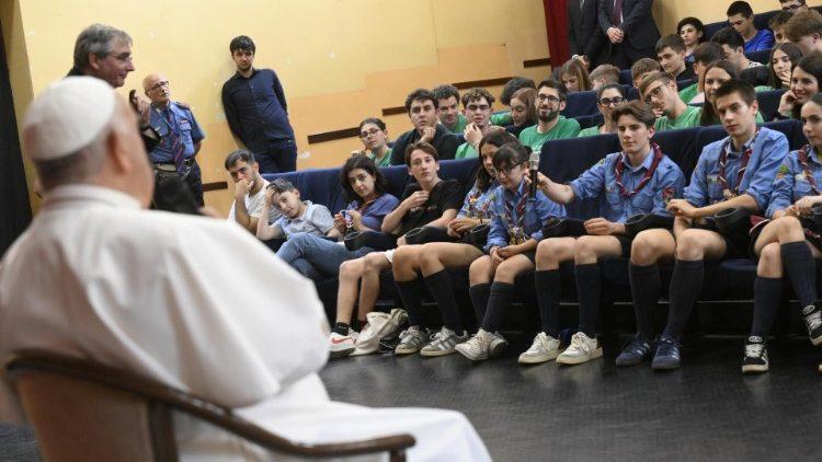 البابا فرنسيس يتوجه إلى رعية في ضواحي روما ويتحدث إلى عدد كبير من الفتية