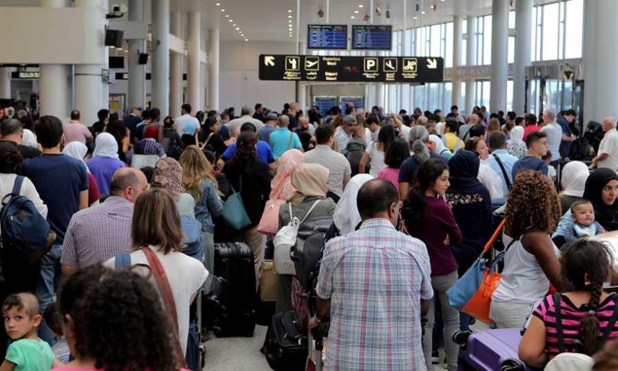 حركة سياحية كثيفة وسيارات الأجرة لا تستطيع تلبية طلبات الزبائن