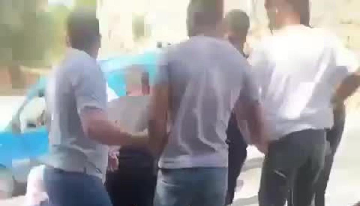 بالفيديو - إعتداء عناصر حزبية على نازحي عيتا الشعب في طورا - صور