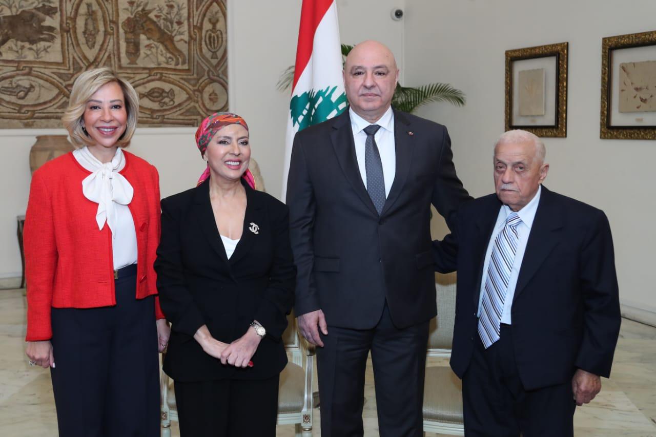 عون يكرّم هدى شديد: حافظت على موضوعيتك ووطنيتك في رسالتك الإعلامية