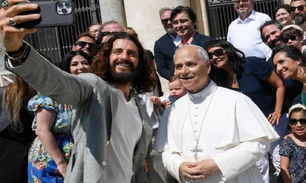 صورة تجمع البابا بمجسّد شخصية المسيح في "the chosen"