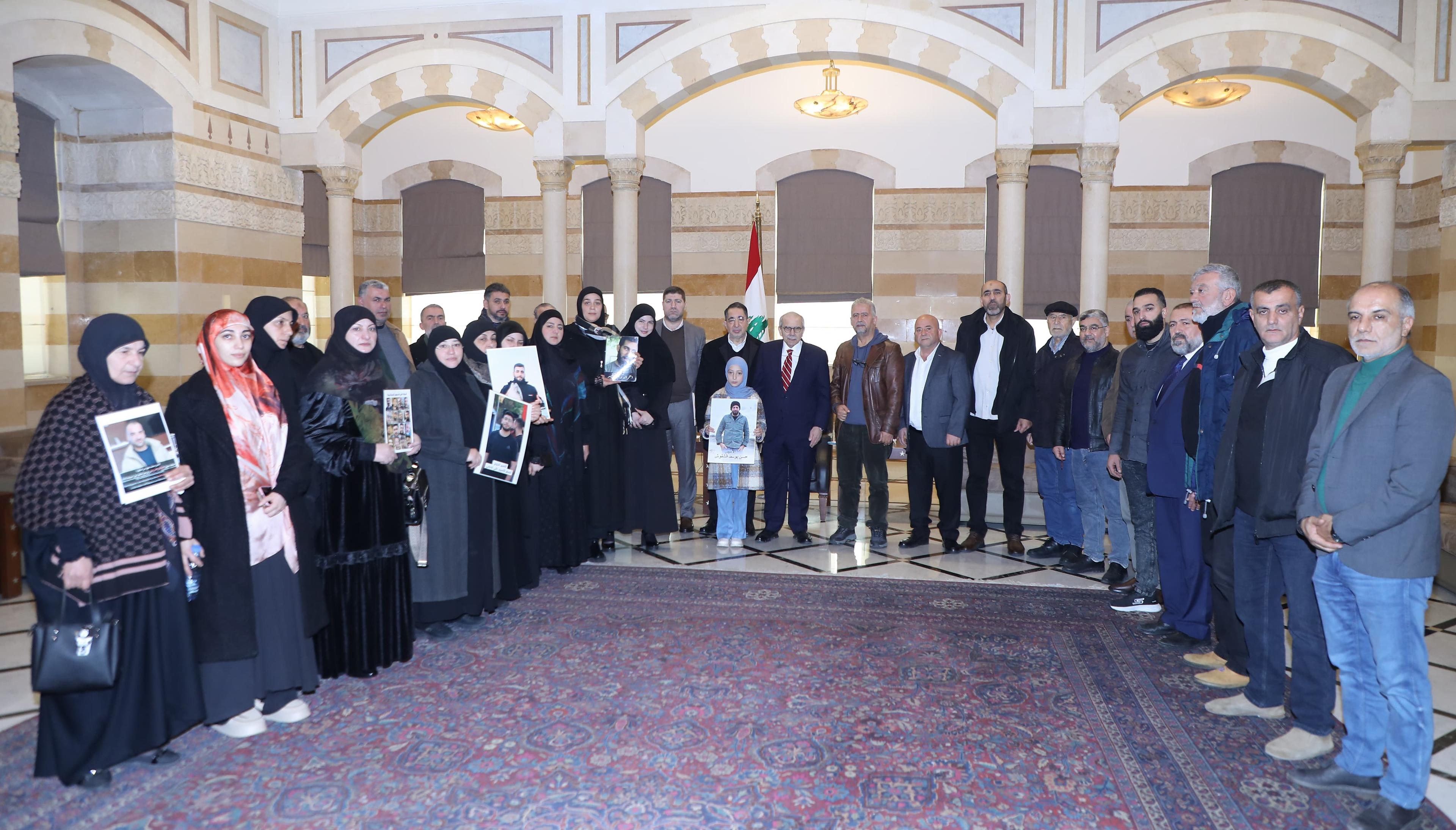 الاساتذة واهالى الاسرى في السراي