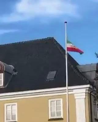 انشقاقات دبلوماسية في إيران.. و"علم الأسد" يرفع في السفارة