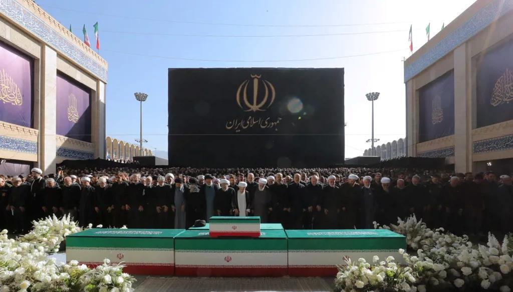 غيابات لافتة في الصلاة على خامنئي... انقسامات قديمة حضرت في مراسم الوداع