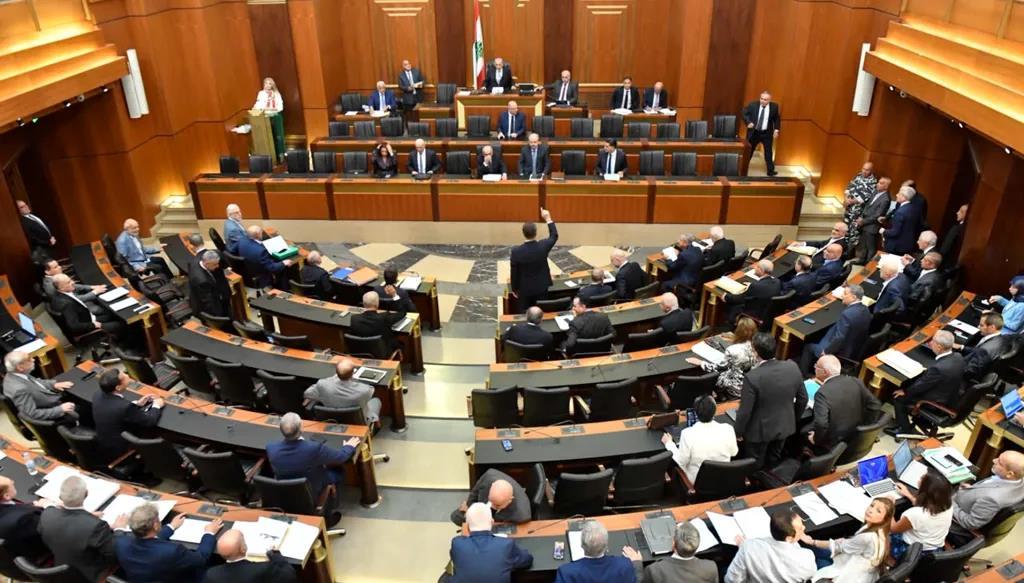 مجلس النواب اللبناني يقرّ قانون الإعلام ووزير الدفاع يغيب عن الجلسة