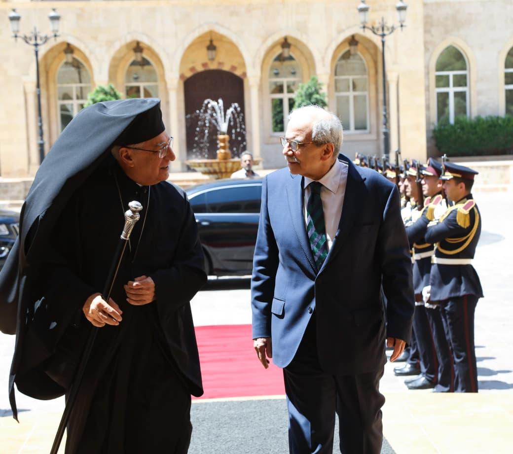 الرئيس سلام يستقبل البطريرك العبسي ويتصل بالأسمر