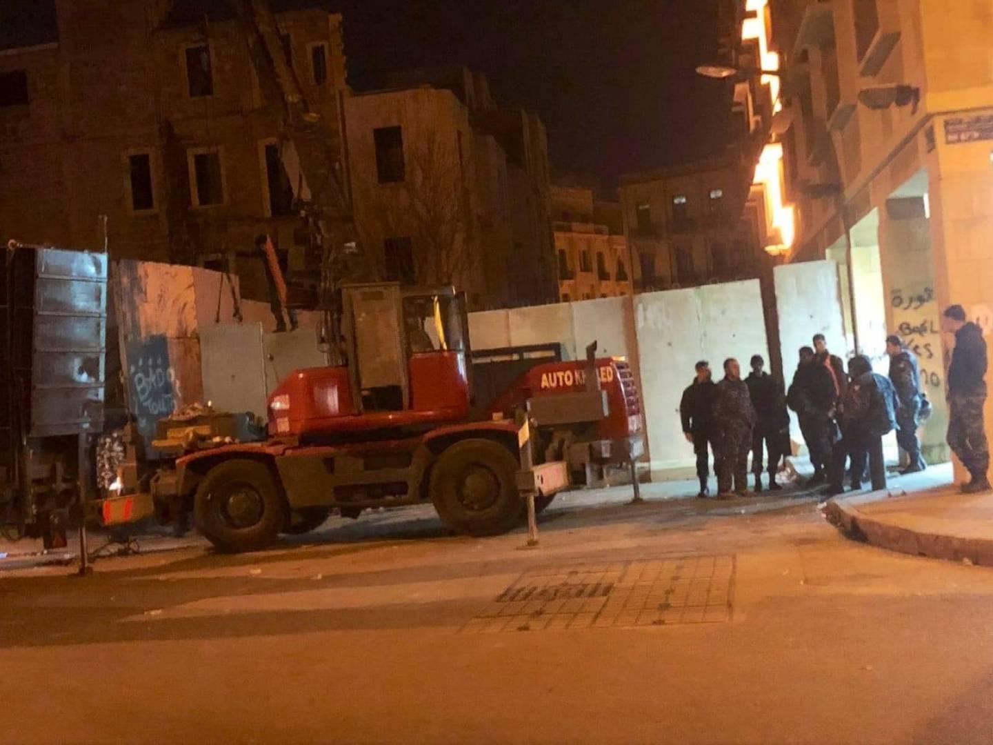 سواتر اسمنتية في ساحة رياض الصلح