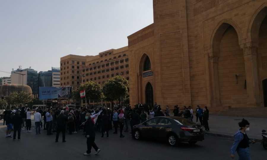 تجمع في ساحة الشهداء.. قطع الطريق بالحجارة وشغب وتكسير