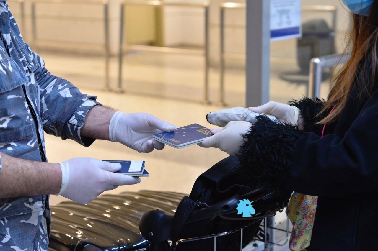 لبنانيون يترقبون فتح المطار لمغادرة وطنهم بعد طول انتظار