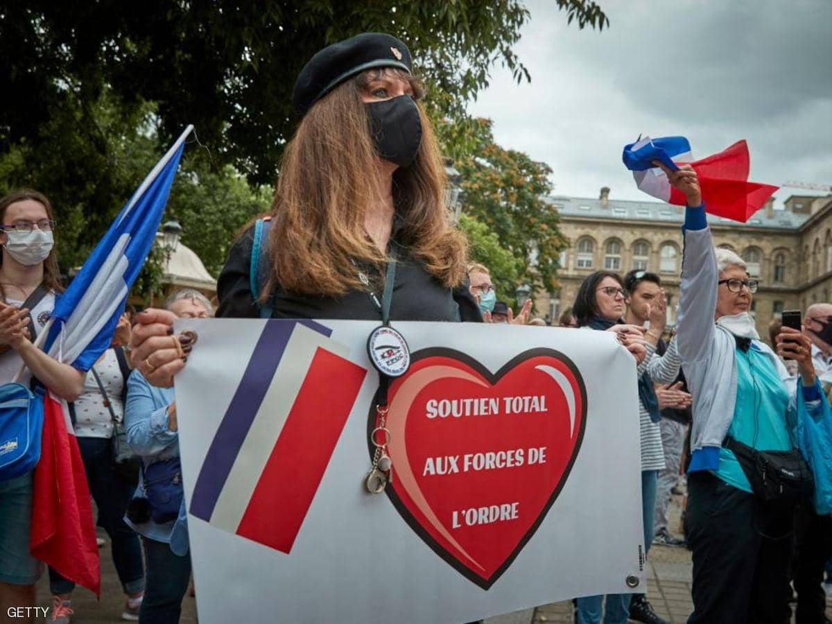 زوجات رجال الشرطة يتظاهرن في باريس.. "احترموهم"