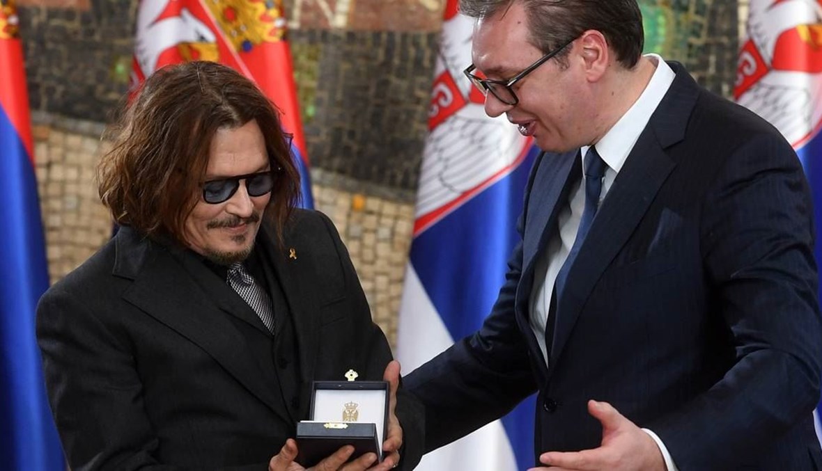 جوني ديب يحصل على وسام الاستحقاق الذهبي من الرئيس الصربي