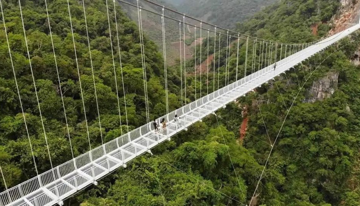 افتتاح أطول جسر زجاجي في العالم للسياح
