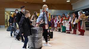 مانيتوبا وأهلها رحّبوا بـ 350 لاجئاً أوكرانياً وصلوا أمس إلى وينيبيغ