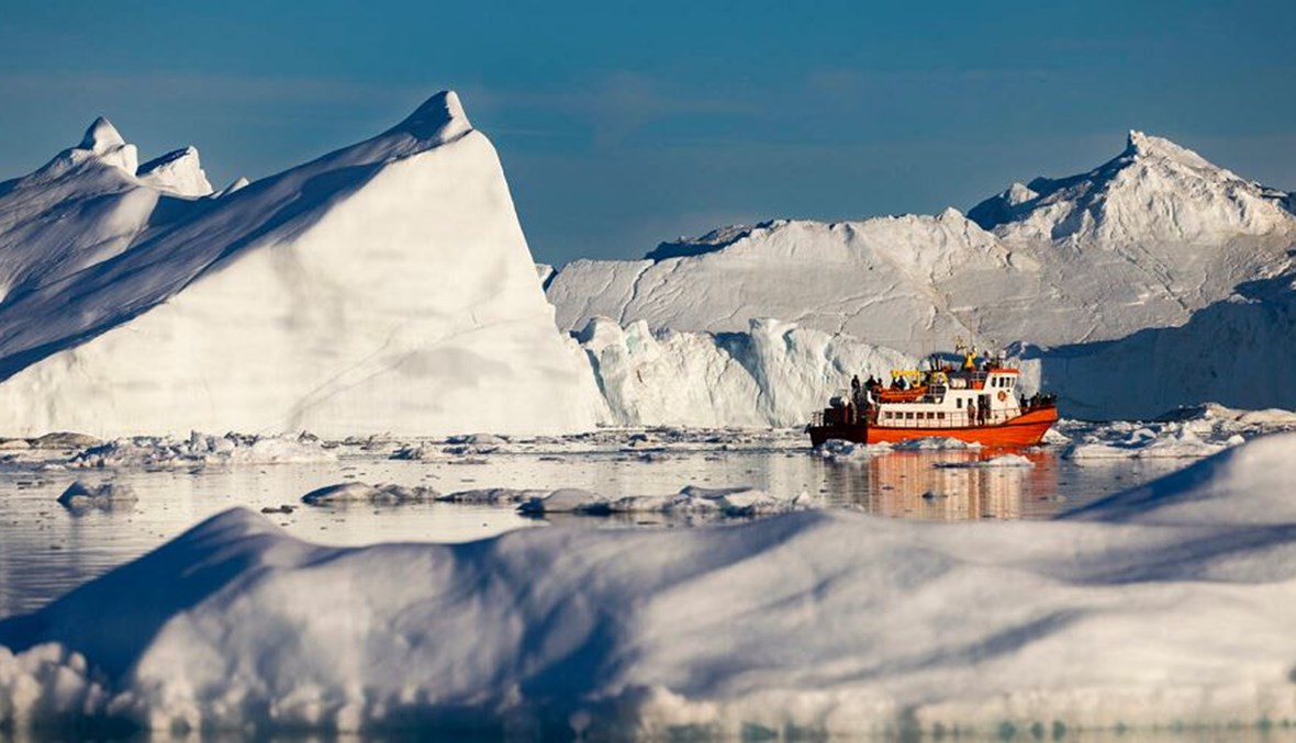 السياح يُقبلون لعيش "تجربة مختلفة" في غرينلاند... الجبال الجليدية أصغر والكتل تتكسر بفعل الاحترار
