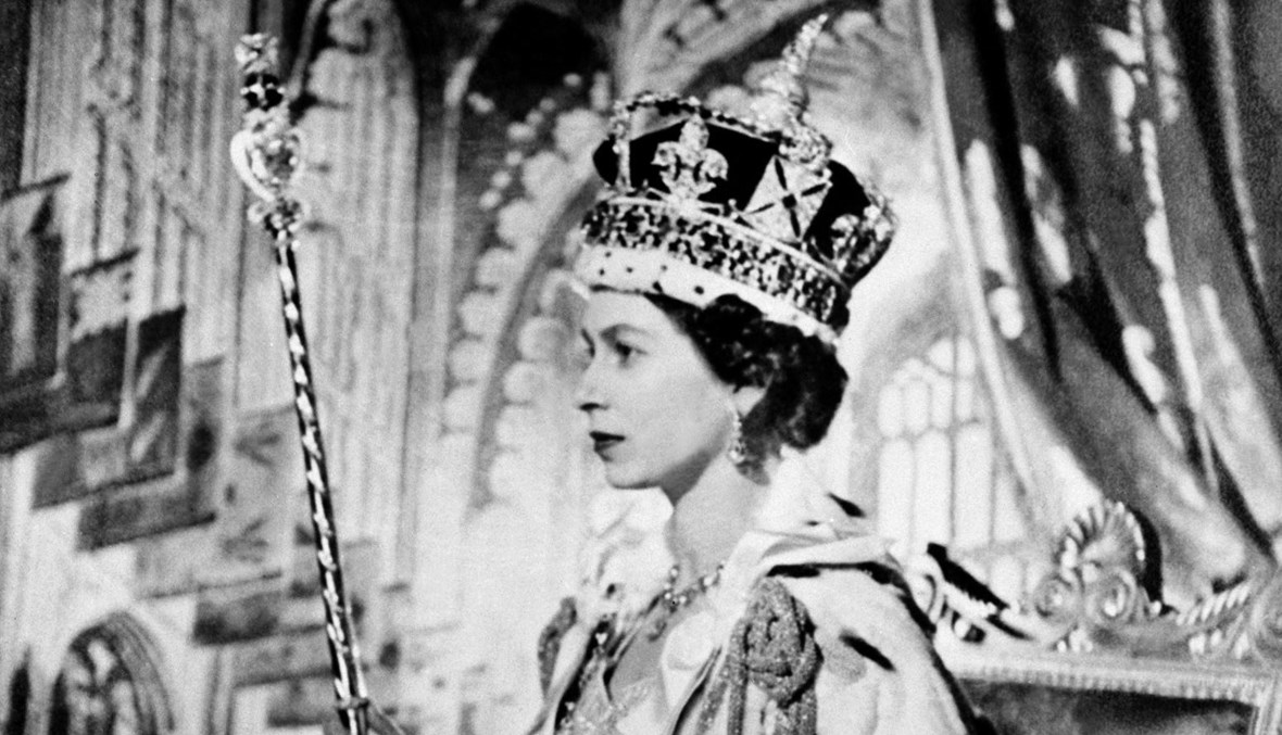 6 كتب تكشف جوانب غامضة من حياة الملكة إليزابيث الثانية