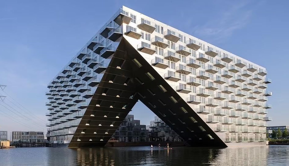 لهواة العيش في مكان غريب... مبنى سكني مذهل في هولندا على شكل سفينة عائمة!