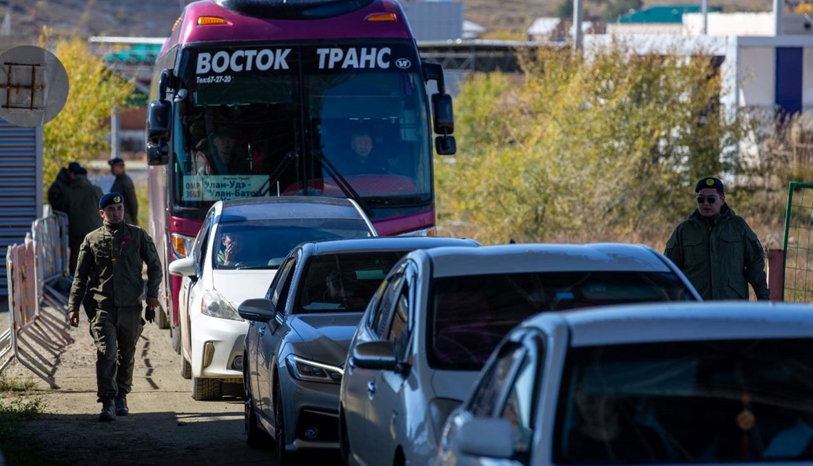 روس يتوجهون إلى منغوليا للفرار من التعبئة... صفوف طويلة من السيارات على الحدود