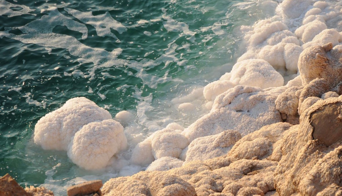 وسط تحذيرات من جفافه... انحسار مياه البحر الميت يُخلّف تلالاً من الملح