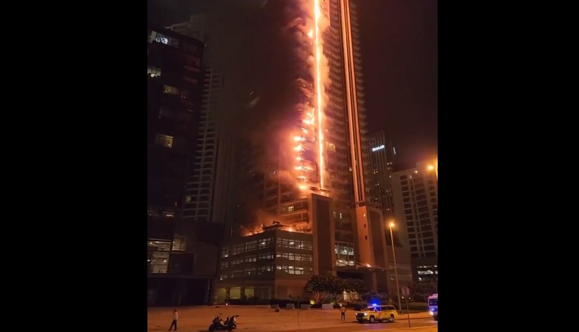 بالقرب من برج خليفة... اندلاع حريق في مبنى من 35 طابقاً في دبي