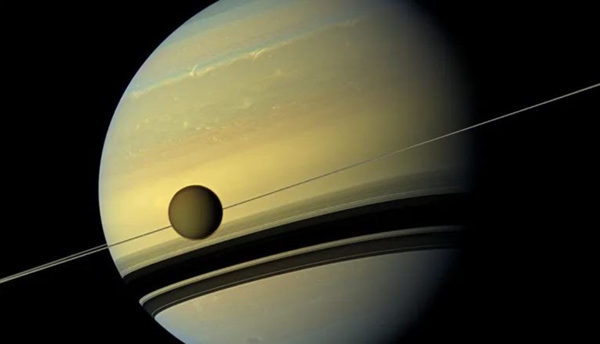 بأنماط طقس موسميّ: "جيمس ويب" يرصد قمر زحل تيتان