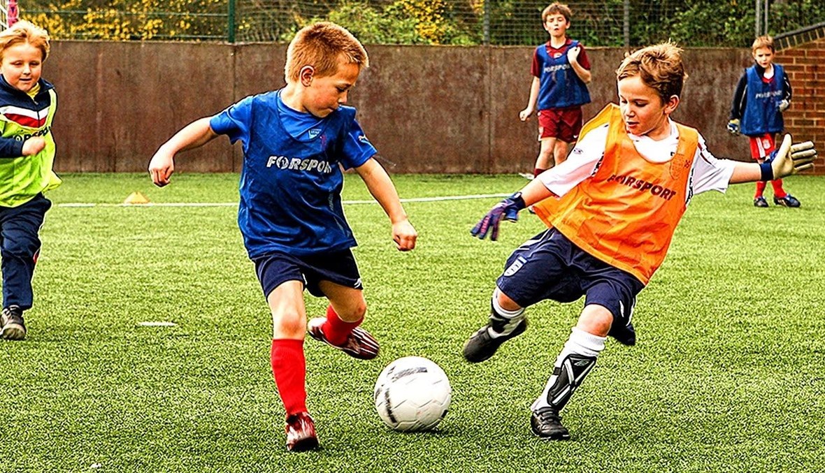 بحسب الأطباء.. كيف تحمي أطفالك من الإصابات خلال ممارستهم الرياضة؟