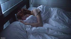 الكلام أثناء النوم.. لماذا يحدث وهل يعني وجود مشكلة صحية؟