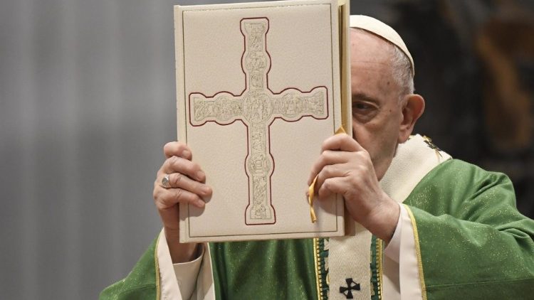 البابا فرنسيس: لنكتشف مجدّدًا بدهشة حقيقة أن الله يخاطبنا من خلال الكتاب المقدس