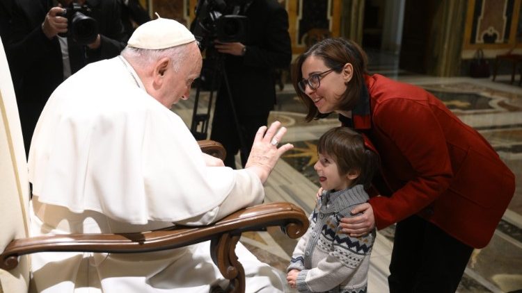 البابا فرنسيس: التربية كعنصر أساسي من أجل السلام والتنمية البشرية المتكاملة