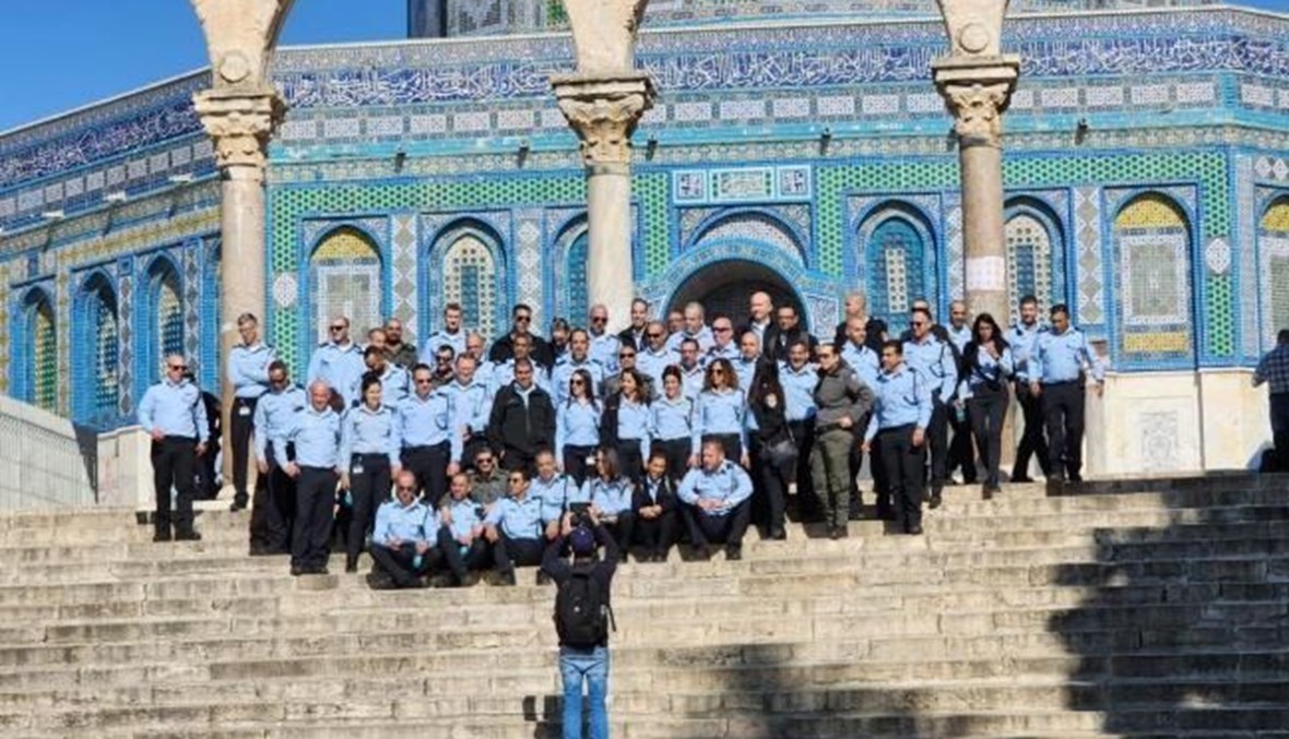 ضباط اسرائيليون يقتحمون المسجد الأقصى ويلتقطون صورا تذكارية