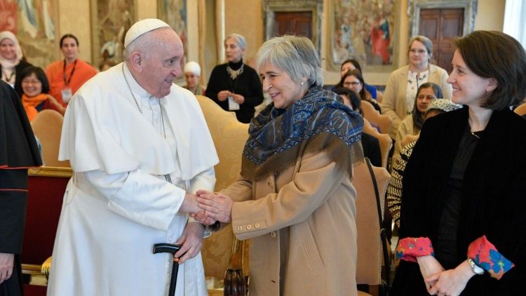 البابا فرنسيس يستقبل المشاركات في مؤتمر حول دور المرأة في بناء ثقافة لقاء بين الأديان