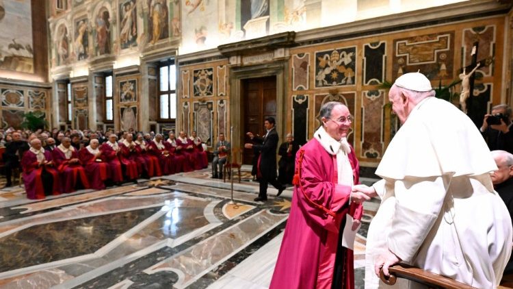 البابا يلتقي قضاة وموظفي محكمة الروتا الرومانية لمناسبة افتتاح السنة القضائية