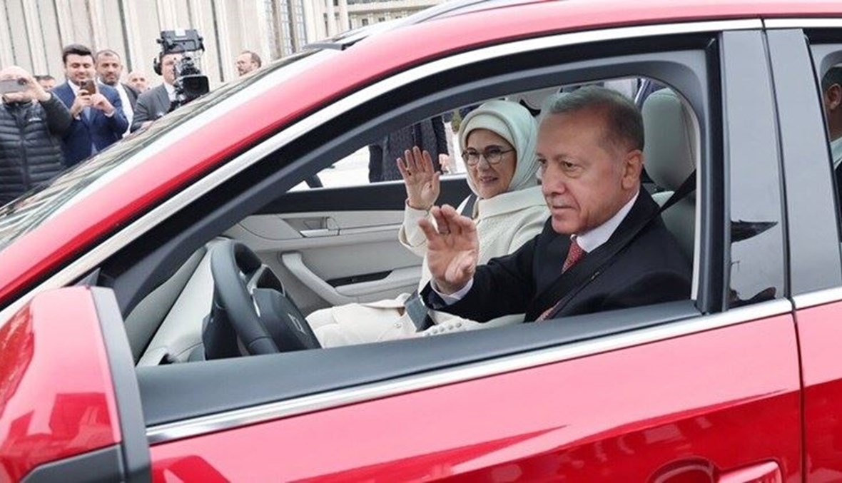 إردوغان يُطلق أوّل سيارة كهربائيّة محلّية... وحوار طريف بين الرئيس وعقيلته