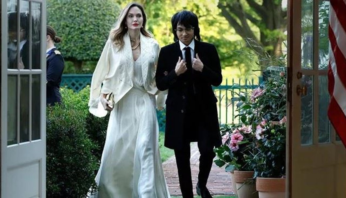 بعد غياب... أنجلينا جولي تدخل البيت الأبيض باللون الأبيض