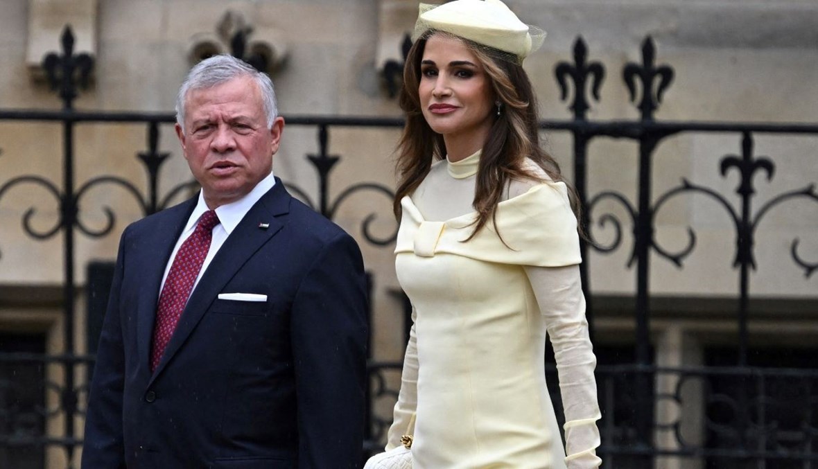 الملكة رانيا تكتفي بقبعة وفستان أنيق خلال حفل تتويج تشارلز