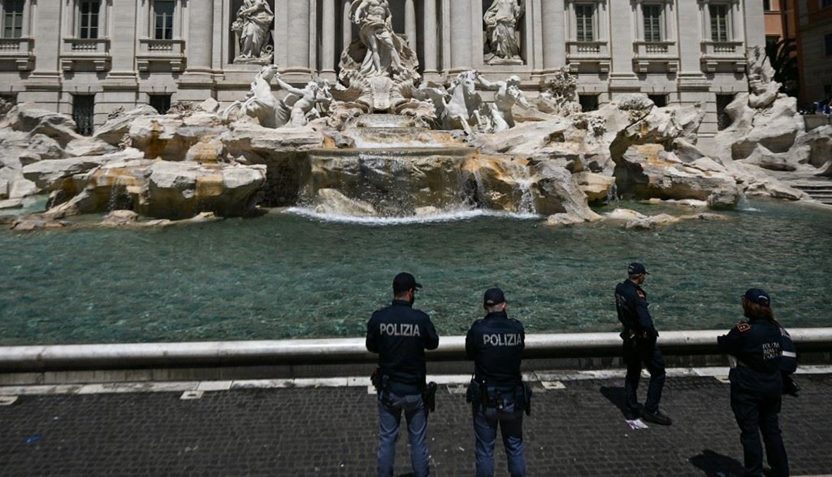 بالصور- مياه نافورة "تريفي" الشهيرة في روما صُبِغت بالأسود احتجاجاً على تغيّر المناخ