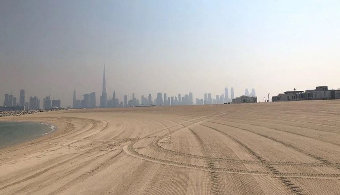 قطعة أرض رملية فارغة في دبي تُباع بسعر فلكي