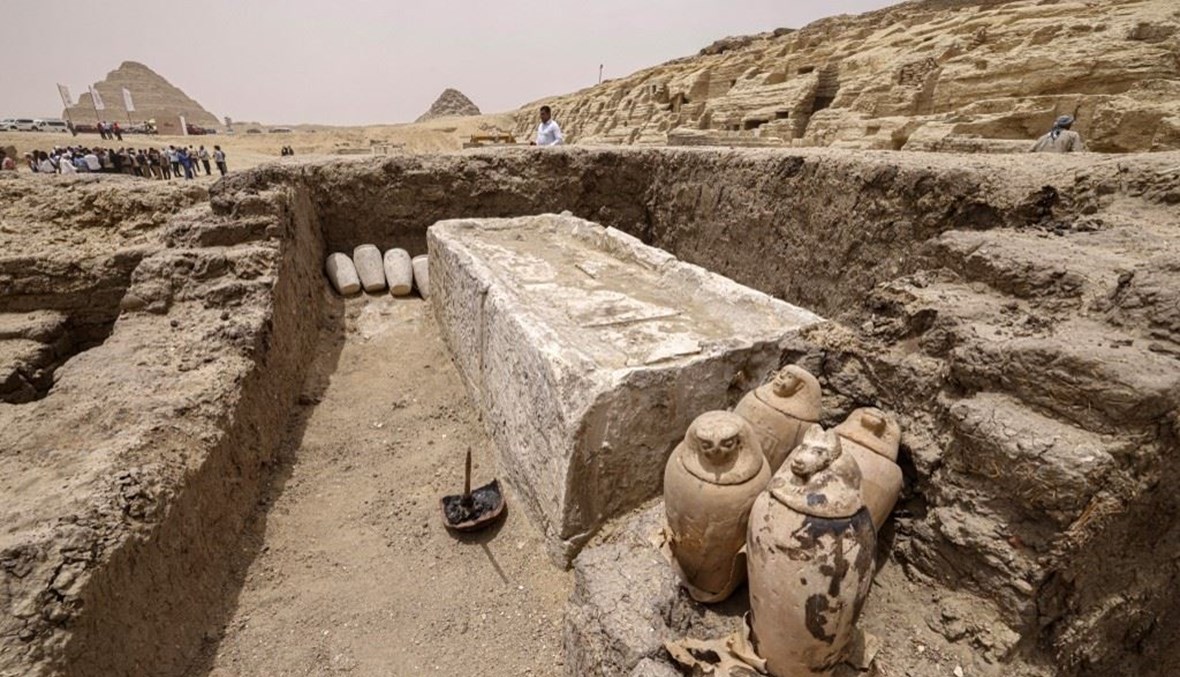 اكتشاف ورشتَي تحنيط ومقبرتَين بمنطقة آثار سقارة في مصر