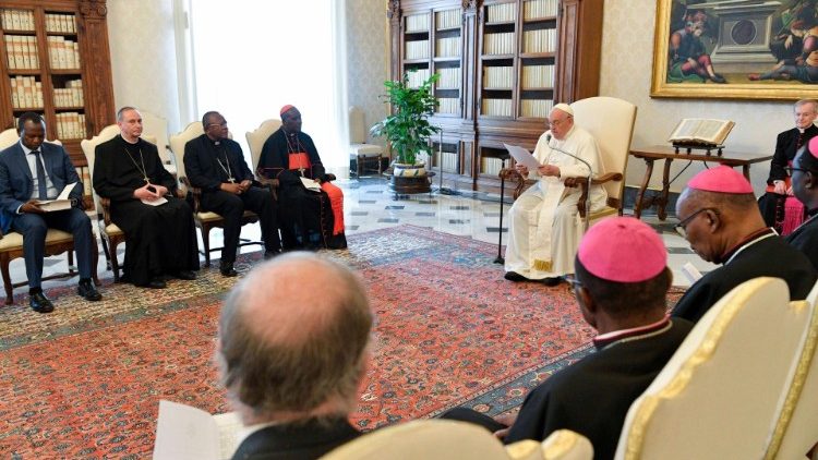 البابا فرنسيس يستقبل وفدا من المؤسسة الدولية أديان ومجتمعات ويسلط الضوء على الميثاق التربوي الأفريقي