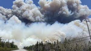 الحرائق التهمت 2,7 مليون هكتار من غابات كندا الشهر الماضي
