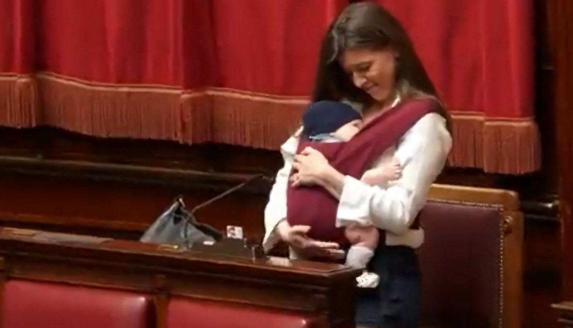 نائبة تقوم بإرضاع طفلها داخل جلسة البرلمان