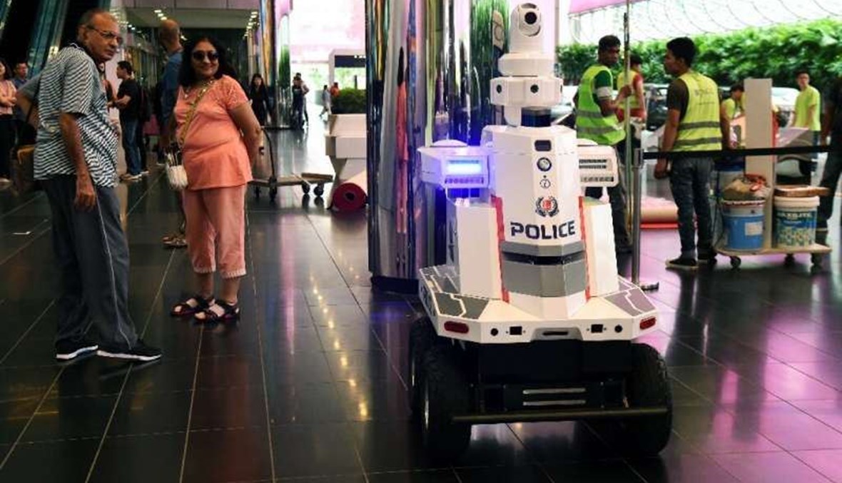 روبوتات شرطة تقوم بدورية في مطار سنغافورة