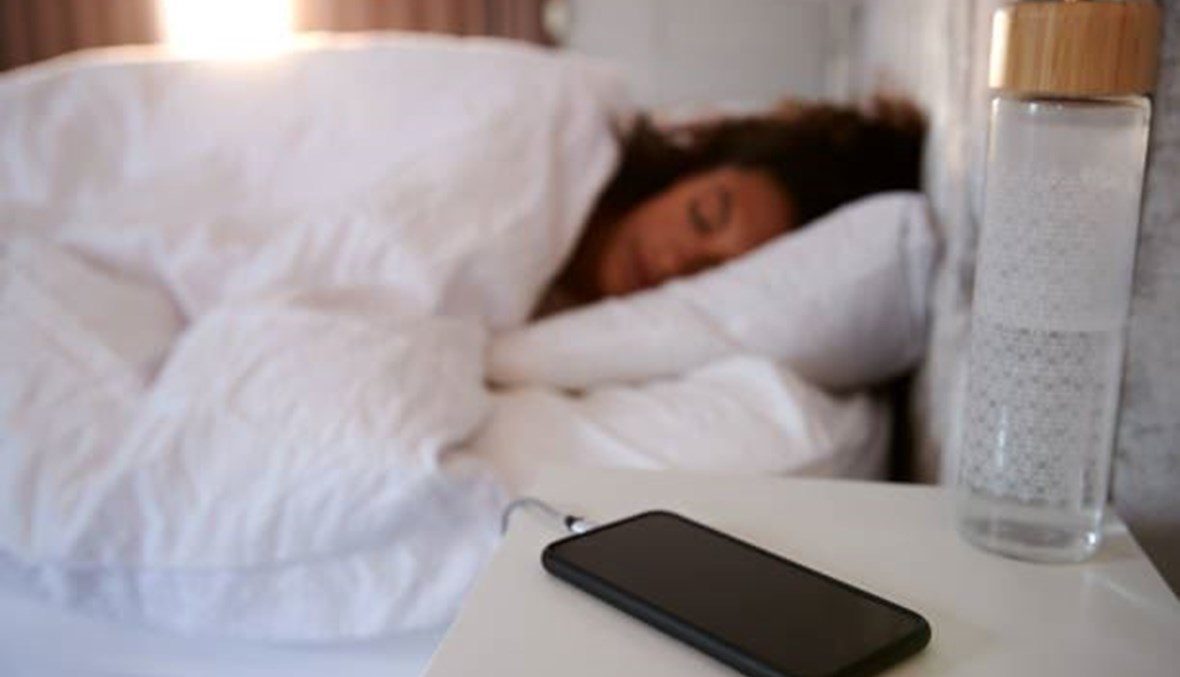 هل يشكّل الهاتف الخلوي قرب السرير خطراً على الصحة؟