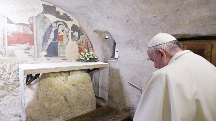 البابا فرنسيس يروي مغارة عيد الميلاد في كتاب