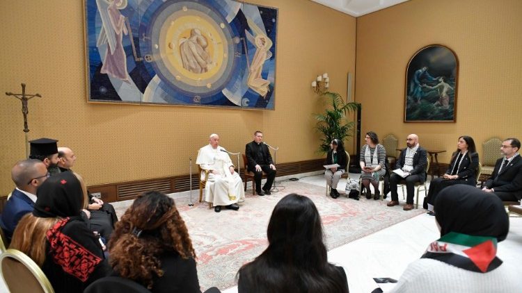 البابا فرنسيس يلتقي في الفاتيكان وفدًا فلسطينيًا من غزة